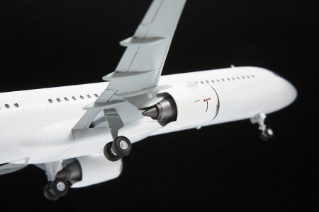 Сборная модель: Пассажирский авиалайнер Аэробус А321neo З-7043