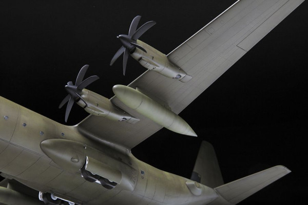 Сборная модель: Военно-транспортный самолет С-130J-30 З-7324